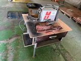 une machine posée sur une table
