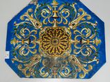 une assiette bleue et dorée ornée d'un motif floral