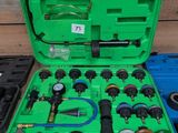 une mallette verte contenant des outils, posée sur une table