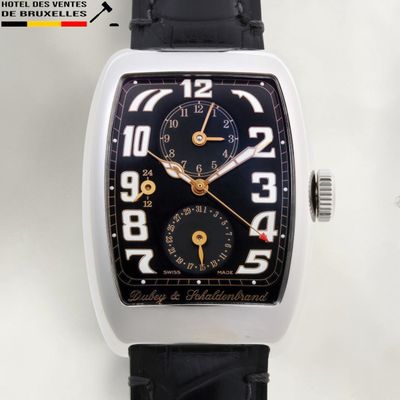 gros plan d'une montre-bracelet avec un cadran noir