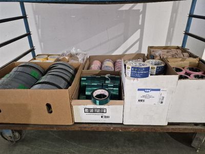un chariot chargé de cartons de fournitures dans une pièce