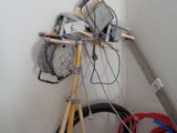 une photo d'une pièce où l'on voit un trépied et de nombreux tuyaux