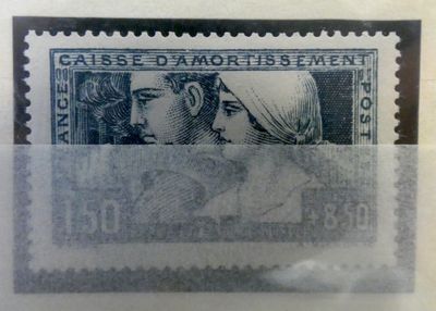 un vieux timbre sur lequel figurent un homme et une femme