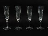 six verres à vin vides alignés sur un fond noir