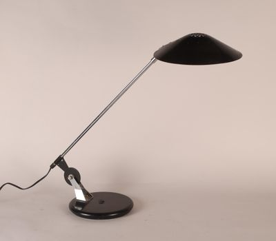 une lampe de table noire avec un pied en métal et un abat-jour noir