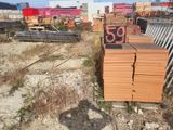 un tas de bois empilé dans une cour