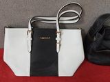 un sac à main blanc et noir et un porte-monnaie noir et blanc