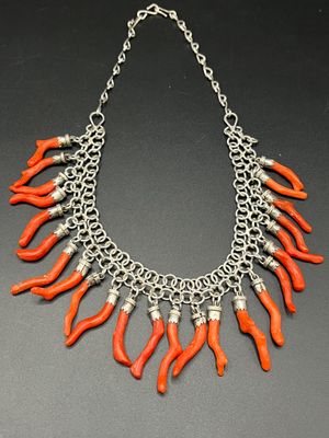 un gros plan d'un collier posé sur une table, avec une chaîne