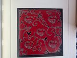 la photo d'un livre sur lequel figure un motif rouge