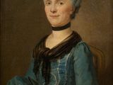 portrait d'une femme en robe bleue tenant une fleur