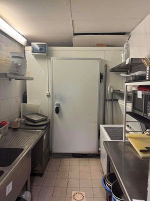 une cuisine équipée d'un évier, d'une cuisinière, d'un micro-ondes et d'autres appareils électroménagers