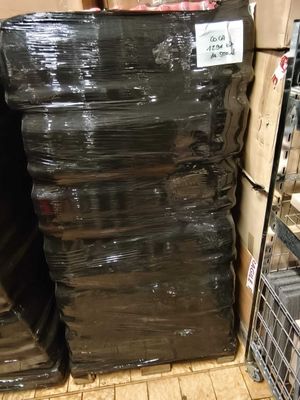 un grand nombre de boîtes empilées les unes sur les autres
