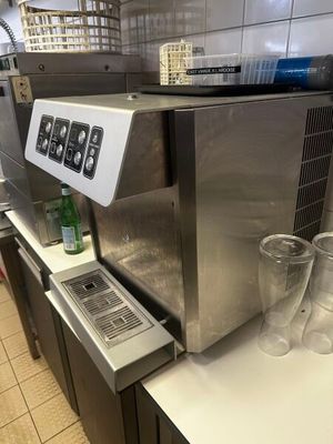 une machine posée sur le comptoir d'une cuisine