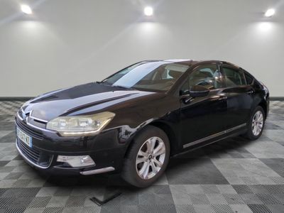 la voiture noire est garée dans le garage sur le sol en damier