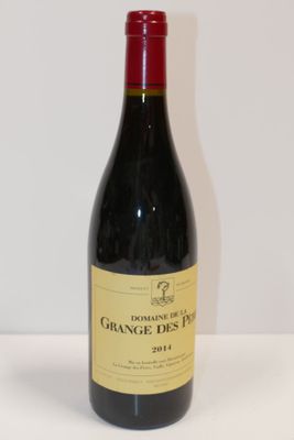 une bouteille de vin posée sur une table