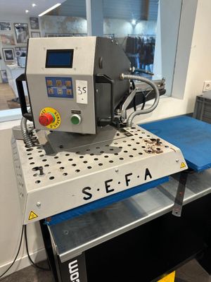 an image of a machine that is sitting on top of a table