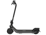 gros plan d'un scooter sur fond blanc