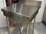 une table en acier inoxydable au milieu d'une cuisine