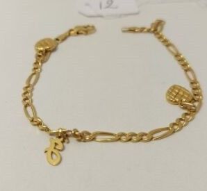 Gros plan sur un bracelet en or orné de breloques