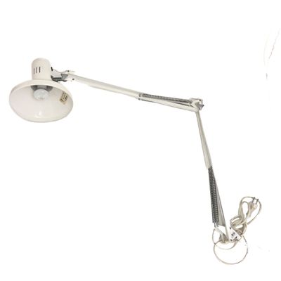 une lampe blanche posée sur une table blanche