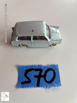 une petite voiture et un autocollant posés sur une table