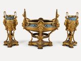 trois vases placés l'un à côté de l'autre