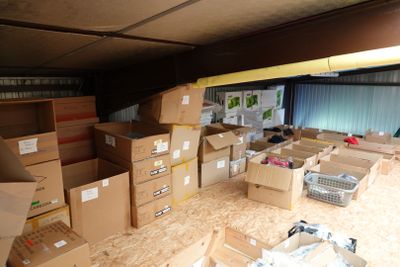 de nombreux cartons dans une pièce où il y a beaucoup de cartons par terre