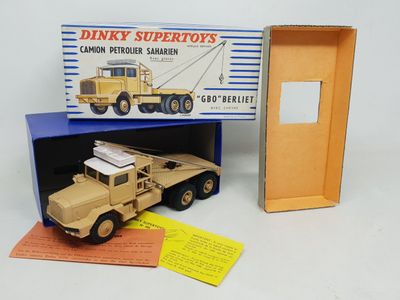 une boîte contenant un camion jouet et une boîte contenant une carte