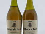 deux bouteilles de vin posées l'une à côté de l'autre sur une table