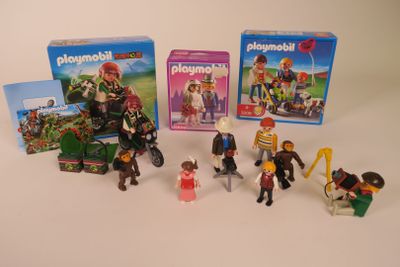 beaucoup de figurines Playmobil posées sur la table