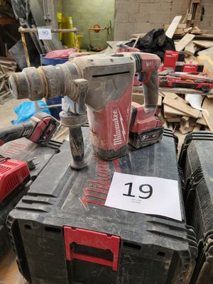 une photo montrant un tas d'outils posés sur une boîte