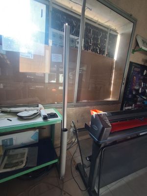 une machine posée devant une fenêtre