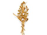 un gros plan d'une broche ornée d'un bouquet de fleurs