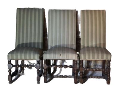 trois chaises avec un revêtement rayé, revêtement rayé, revêtement rayé, revêtement rayé, revêtement rayé, revêtement rayé, revêtement rayé, revêtement rayé