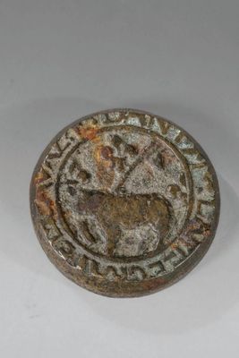 un petit objet métallique orné d'un motif