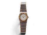 l'image d'une montre sur une surface blanche