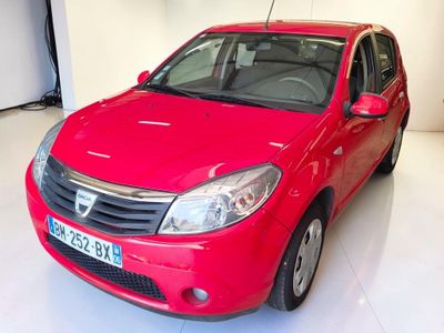 une photo d'une voiture rouge garée dans un showroom