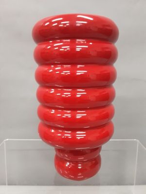 une photo d'un vase rouge exposé dans une vitrine