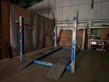 une photo d'un garage équipé d'un pont élévateur