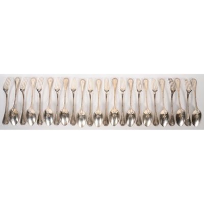 a lot of spoons that are lined up together