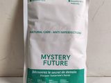 un sac contenant un avenir mystérieux, posé par terre