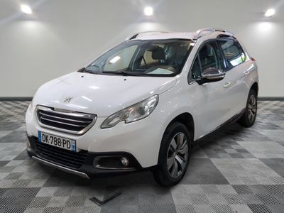 la voiture blanche est garée sur un sol en damier dans le garage