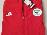 une veste rouge avec un insigne dans le dos