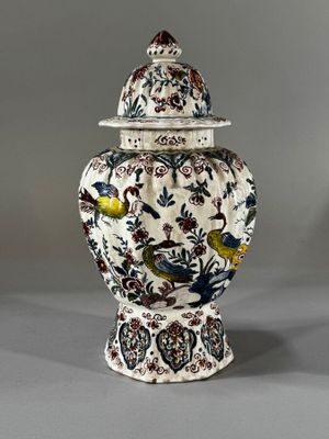 une image représentant un vase muni d'un couvercle et orné d'un oiseau