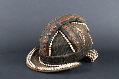 un chapeau orné de perles posé sur une table