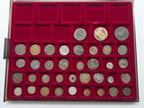 une boîte rouge contenant beaucoup de pièces
