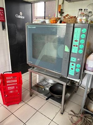 une image d'un four commercial dans une cuisine commerciale