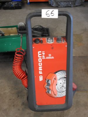 une machine rouge qui est garée dans le garage
