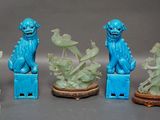 cinq figurines empilées les unes sur les autres
