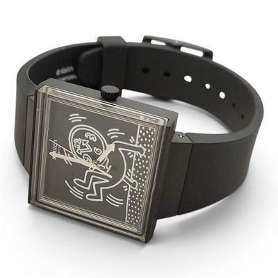 une montre-bracelet avec un bracelet noir et l'image d'un personnage de dessin animé dessus